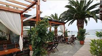 Triton Hotel & Bungalows