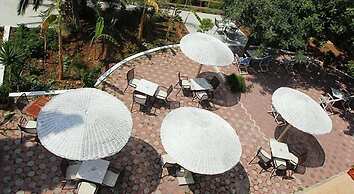 Triton Hotel & Bungalows