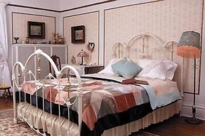Chestnut Charm Bed & Breakfast