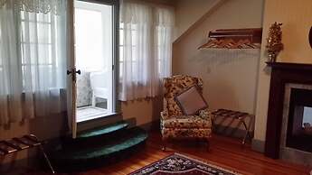 Chestnut Charm Bed & Breakfast