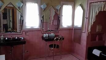 Chestnut Charm Bed & Breakfast