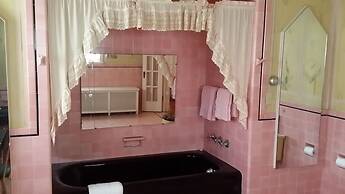 Chestnut Charm Bed & Breakfast