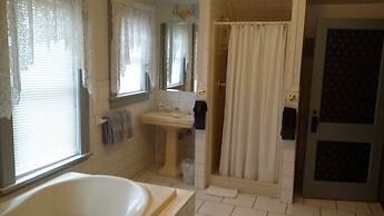 Chestnut Charm Bed & Breakfast