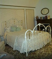 Chestnut Charm Bed & Breakfast