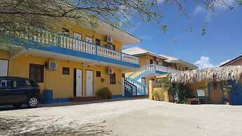 Sea Horizon Apartments (across from Mambo Beach)