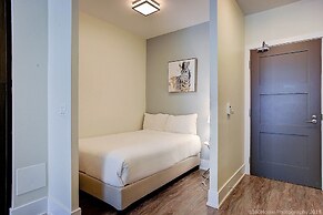 Life Suites Loft - CN Tower