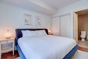 Life Suites Loft - CN Tower