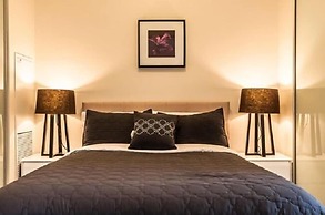 Life Suites Loft - CN Tower