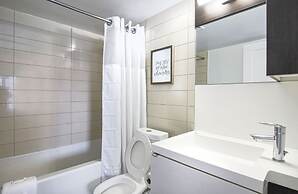 Life Suites Loft - CN Tower