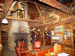 Pahaska Tepee Resort