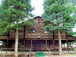 Pahaska Tepee Resort