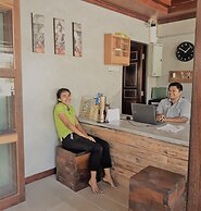 The Reef Hotel & Studios