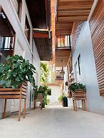 The Reef Hotel & Studios