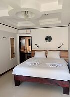 The Reef Hotel & Studios