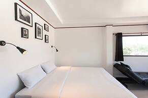 The Reef Hotel & Studios