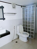 The Reef Hotel & Studios