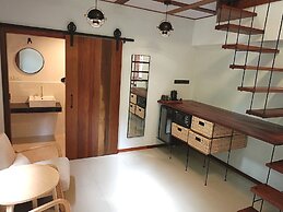 The Reef Hotel & Studios