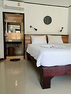 The Reef Hotel & Studios