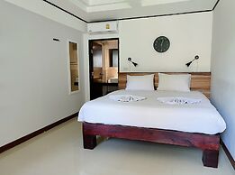 The Reef Hotel & Studios