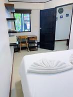 The Reef Hotel & Studios