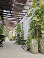 The Reef Hotel & Studios