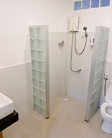 The Reef Hotel & Studios