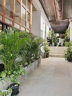 The Reef Hotel & Studios