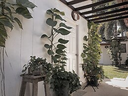 The Reef Hotel & Studios