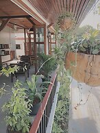 The Reef Hotel & Studios