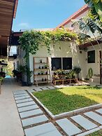 The Reef Hotel & Studios