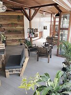 The Reef Hotel & Studios