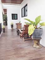 The Reef Hotel & Studios