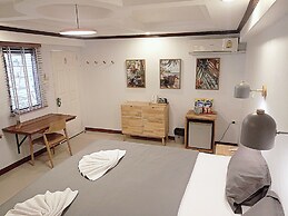 The Reef Hotel & Studios