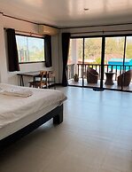 The Reef Hotel & Studios