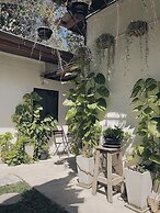 The Reef Hotel & Studios