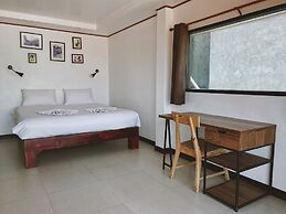 The Reef Hotel & Studios