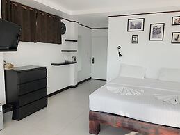 The Reef Hotel & Studios