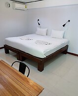 The Reef Hotel & Studios