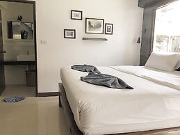 The Reef Hotel & Studios