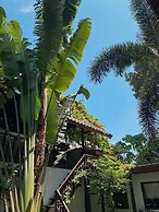 The Reef Hotel & Studios