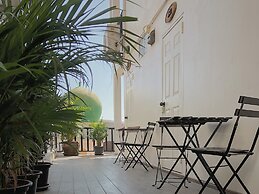 The Reef Hotel & Studios