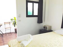 The Reef Hotel & Studios