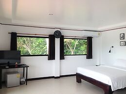 The Reef Hotel & Studios