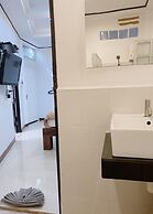 The Reef Hotel & Studios