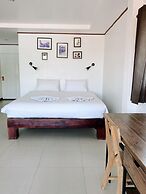 The Reef Hotel & Studios