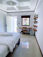 The Reef Hotel & Studios