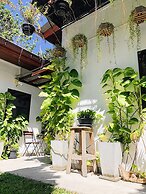 The Reef Hotel & Studios