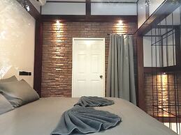 The Reef Hotel & Studios