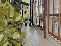 The Reef Hotel & Studios