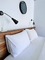 The Reef Hotel & Studios